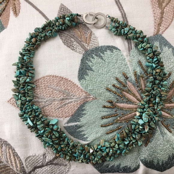 Natural turquoise chip woven mesh collar necklace - Picture 4 of 7
